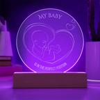 Placa circular acrílica grabada con base LED: Mi bebé está en la posición perfecta: afirmación para el embarazo y el parto